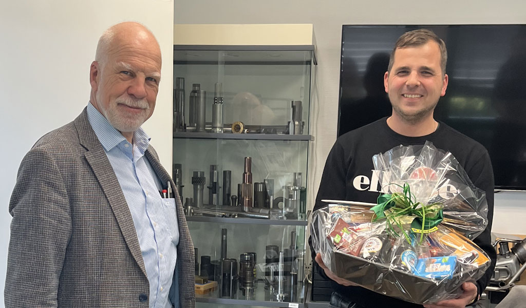 10-Jahre TubeFormTec - Übergabe eines Präsentkorbs zum 10-jährigen Jubiläum bei TubeFormTec