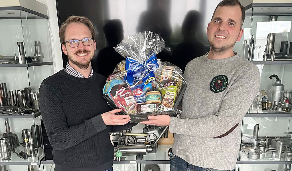 Felix Rauschnabel überreicht den Präsentkorb an HolgerPegel